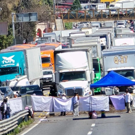 "Caos en la México-Toluca", madres buscadores de Edomex bloquean carretera, llevan 20 horas interrumpiendo el tráfico