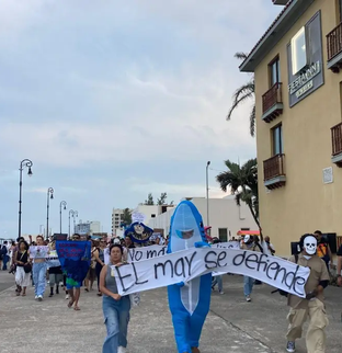 Al ritmo de son jarocho protestaron en Veracruz por el derrame de petróleo