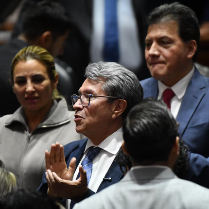 Monreal se envalentona y crítica amenaza de intervención del vicepresidente de EU