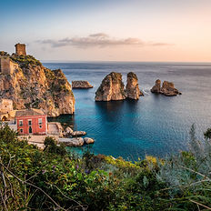 Escursione privata in barca alle Isole Egadi, parte di un'avventura esclusiva con Sicily Grand Private Journey