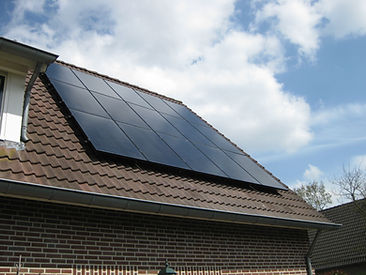 Dakrenovatie met zonnepanelen in regio West-Vlaanderen "Compleet dakrenovatieproject door VD Dakwerken Koekelare, inclusief d