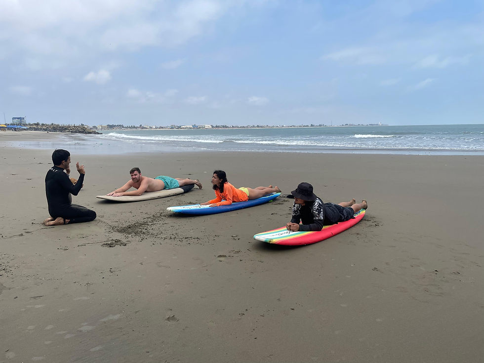 Clase de surf junto a Playas Surf Camp Gabucho.