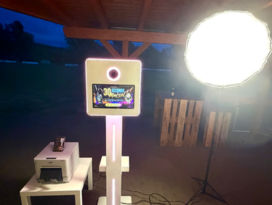 Aufbau der Eventory Fotobox, des Fotodruckers und des Studiolichts bei einem Geburtstag in Fulda