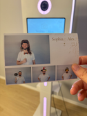 Eventory Fotobox Ausdruck in der Hand mit Fotobox im Hintergrund