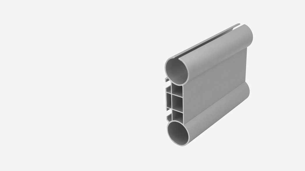 Abschnitt der Querschiene eines Liftsystems, in die das Banner einführt wird