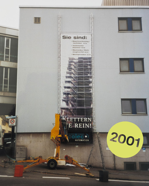 Liftsystem an einer Fassade, bei dem das Banner hochgezogen wird