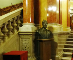 Radnai Miklós mellszobra az Operaházban