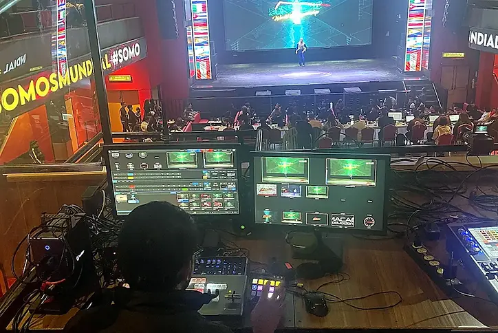 Producción multicámara con switcher profesional y monitoreo en tiempo real para eventos en vivo