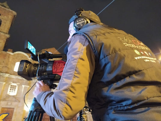 perador de cámara en backstage durante transmisión en vivo