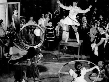 A Brif History of the Hula Hoop