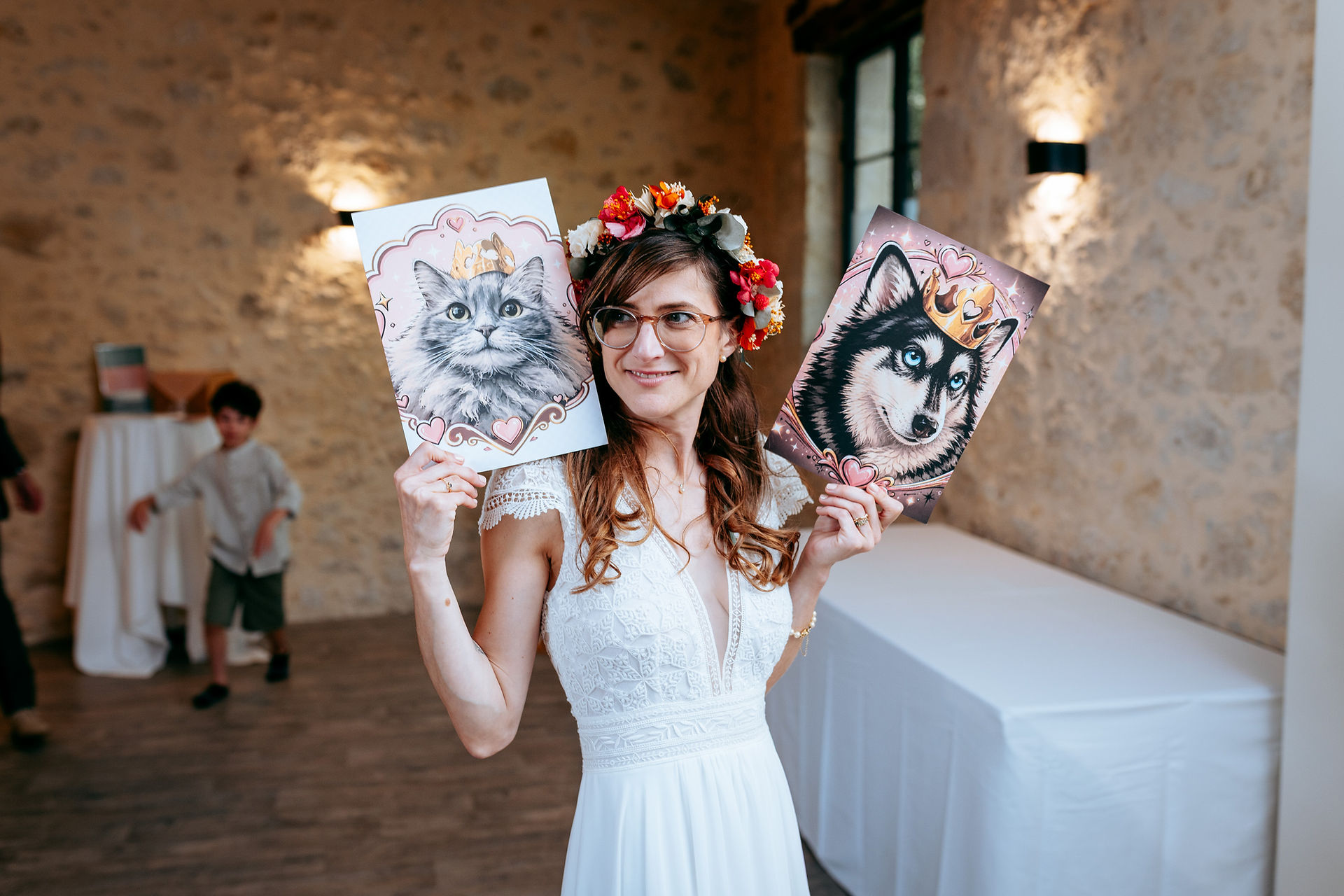 Mariée présentant des dessins offerts par ses invités