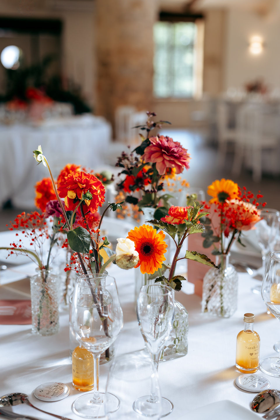 Décoration florale sur une table de réception