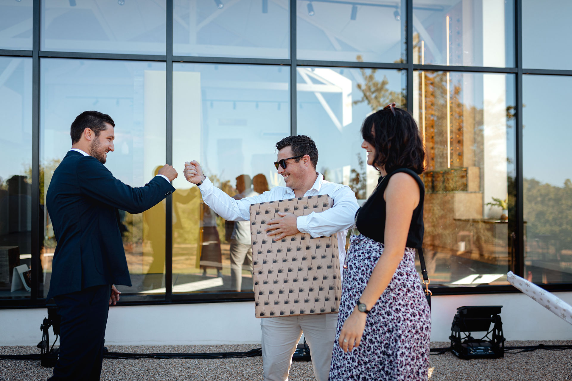 offrir un cadeau lors d'une inauguration d'entreprise