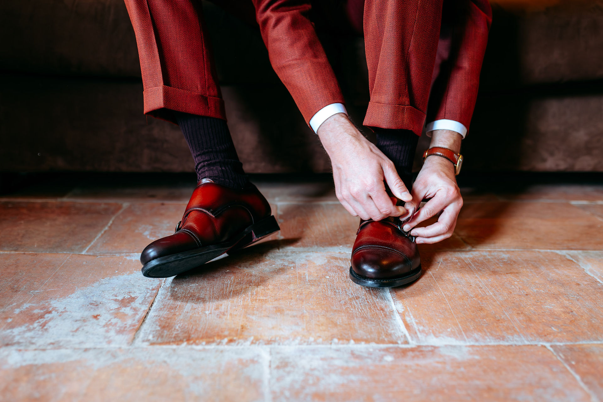 Détail des chaussures et du costume du marié