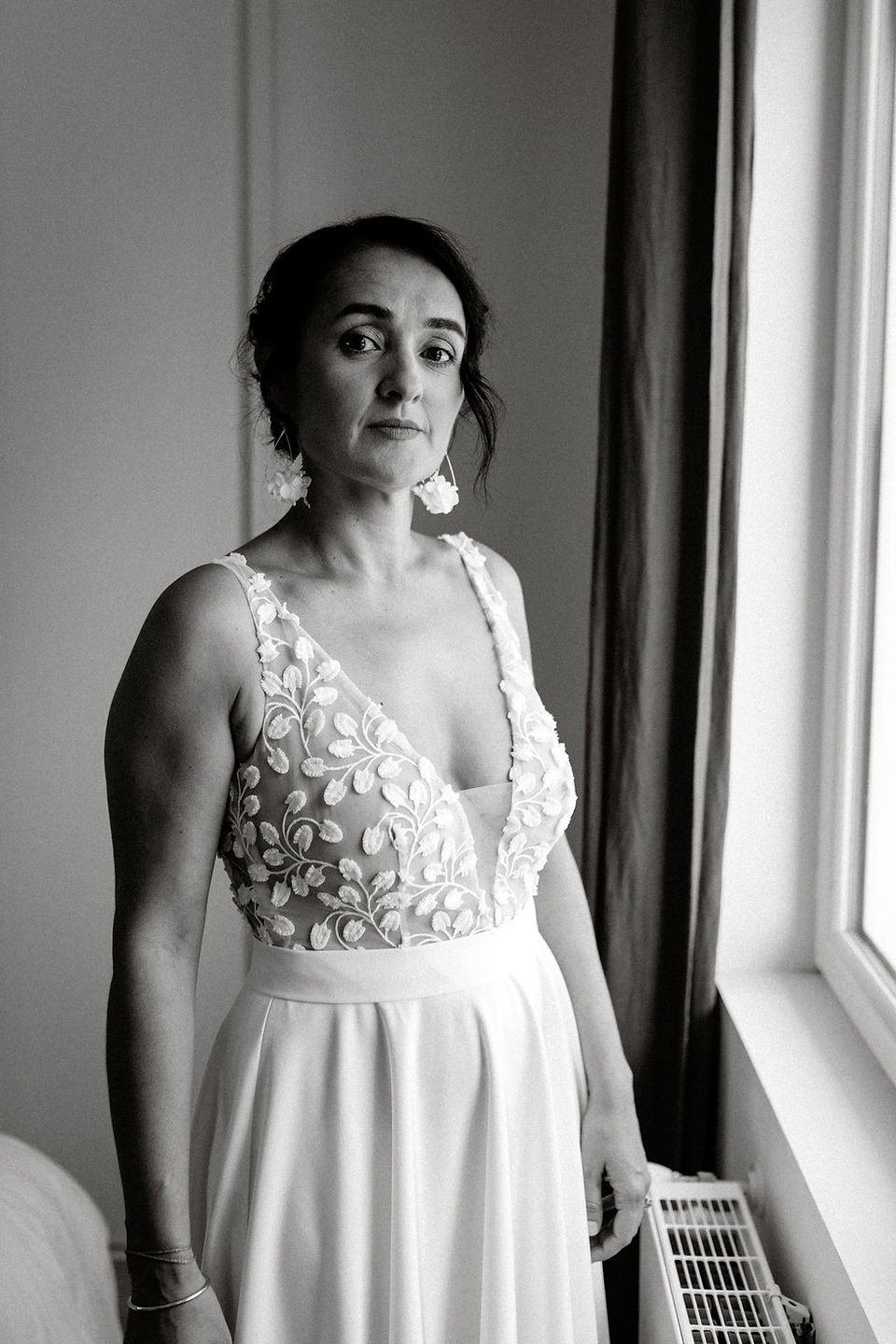 photo de la mariée avant la cérémonie dans la maison de famille au cap ferret
