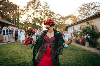mariée avant le lancé de bouquet au chateau la peyrere - photographe mariage langon