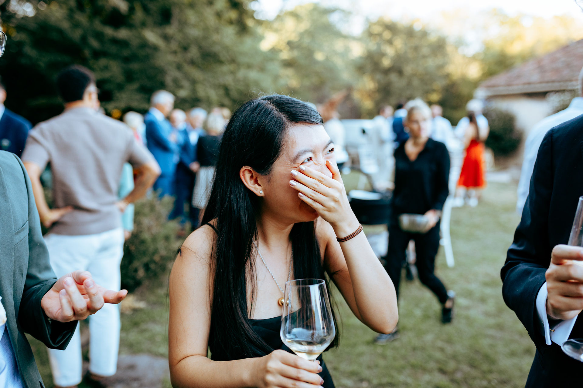 rire pendant le cocktail - photographe mariage gironde