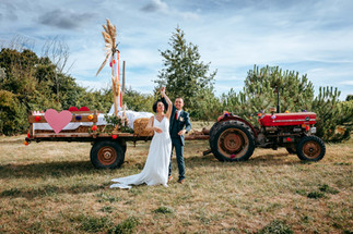 séance photo couple original avec tracteur - photographe mariage en gironde