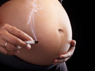 Enceinte et cigarette électronique : Entre interdictions, réduction des risques et réalité sans tabac