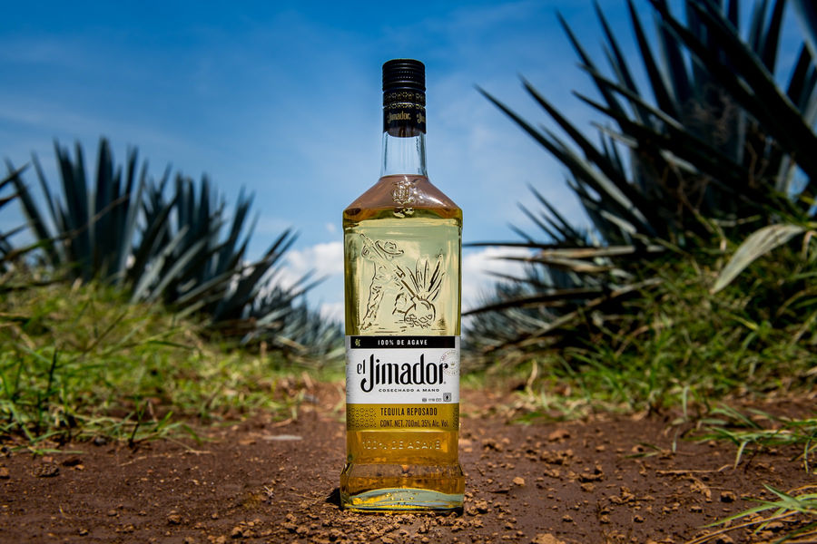 Fotografía de botellas de tequila en estudio para publicidad