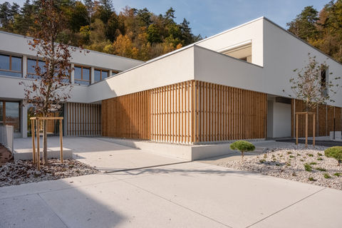 Osnovna šola Mengeš – pristop in orientacija peš poti, zunanjost