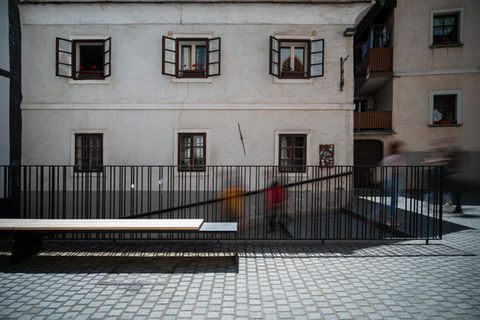 Prenovljena ploščad z granitnim tlakovanjem ob stari fasadi na trgu v Škofji Loki – arhitekturna fotografija – Tadej Škofič