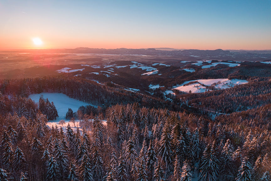 Zračno fotografiranje in snemanje lokacije z dronom, prikazuje edinstvene perspektive in detajle iz zraka za izboljšano vizualno predstavitev.