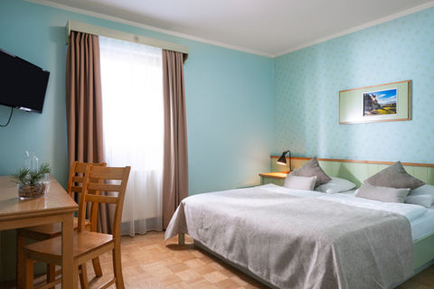 Spalnica z dvojno posteljo, apartma Terme Snovik — Tadej Škofic, fotograf