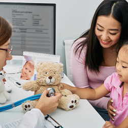 A Pediatria é uma especialidade médica que cuida da saúde de bebés, crianças e adolescentes, desde o nascimento até à adolescência.
O pediatra acompanha o crescimento e o desenvolvimento da criança, promovendo a prevenção e o tratamento de doenças, além de orientar os pais sobre os cuidados essenciais.
Sintomas que podem indicar a necessidade de consultar um pediatra:
- Febre persistente
- Dificuldades respiratórias (pieira, tosse constante)
- Alergias ou reações cutâneas
- Problemas gastrointestinais (diarreia, vómitos, constipação)
- Atrasos no desenvolvimento motor ou da fala
- Alterações no apetite ou ganho de peso insuficiente
- Infecções recorrentes (otites, amigdalites)
- Irritabilidade ou mudanças no comportamento
Principais Vantagens:
- Prevenção de Doenças: Acompanhamento regular com vacinas, avaliações e orientações preventivas para garantir o desenvolvimento saudável da criança.
- Diagnóstico Preciso: Identificação precoce de doenças e condições de saúde, permitindo tratamentos mais eficazes e evitando complicações.
- Orientação aos Pais: O pediatra orienta os pais sobre questões como alimentação, sono, higiene, além de fornecer suporte emocional para lidar com preocupações.
- Acompanhamento Integral: Monitoriza o crescimento físico, o desenvolvimento cognitivo e motor, ajudando a identificar e a tratar atrasos ou problemas de desenvolvimento.
O pediatra é essencial para garantir que a criança cresça saudável, com cuidados preventivos e tratamentos adequados a cada fase do seu desenvolvimento.