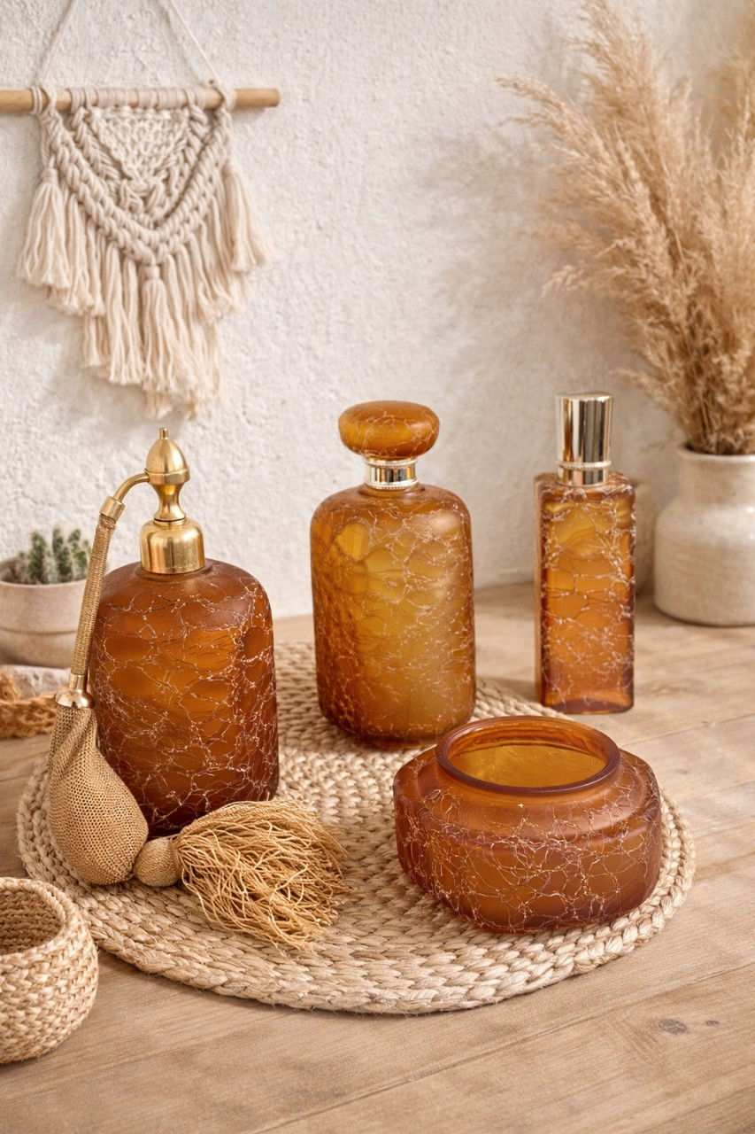 Ensemble de flacons de parfum vintage en verre ambré craquelé avec détails dorés, posés sur un plateau en fibres naturelles,