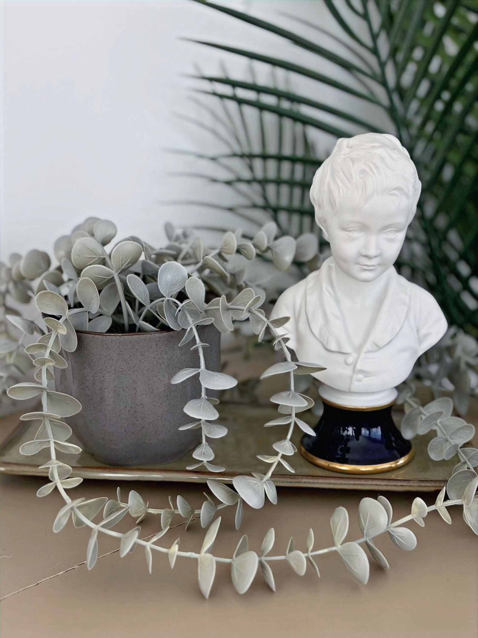 Buste d’enfant en porcelaine blanche sur socle bleu avec liseré doré, style Alexandre Brongniart