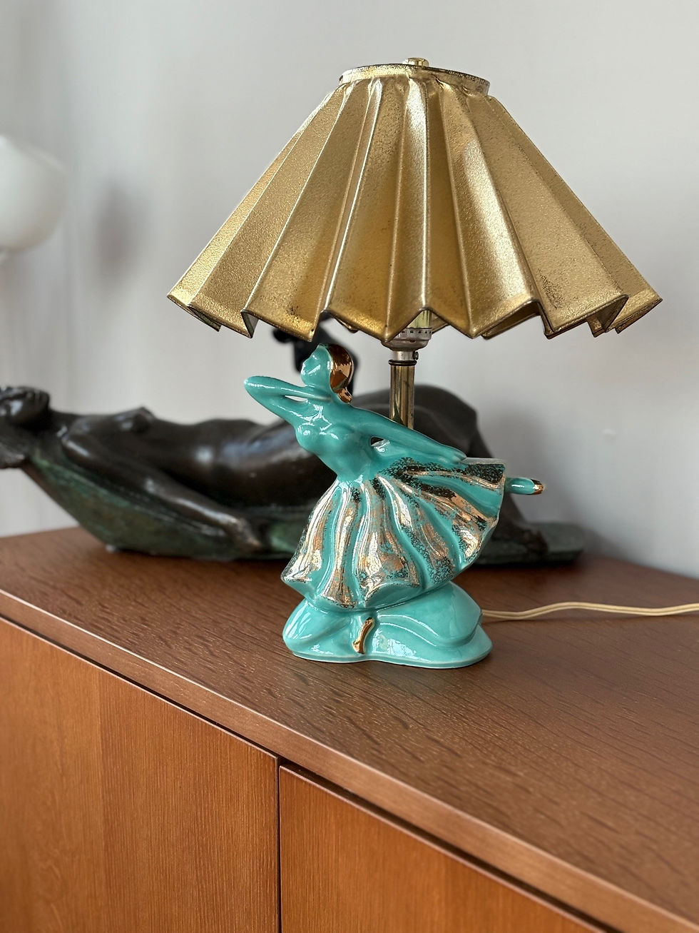 Miniature : Lampe ballerine turquoise et or – détail de la figurine et du socle rétro années 50