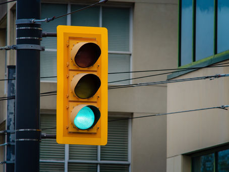 Empresas autuadas por descumprimento das NRs: casos emblemáticos e lições aprendidas