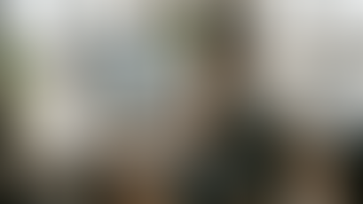 Responsable marketing digital en pleine analyse du parcours d’une campagne Shopify