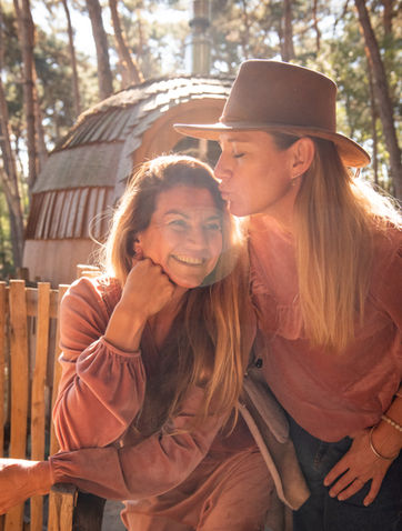 spontaneous portret of two women friends