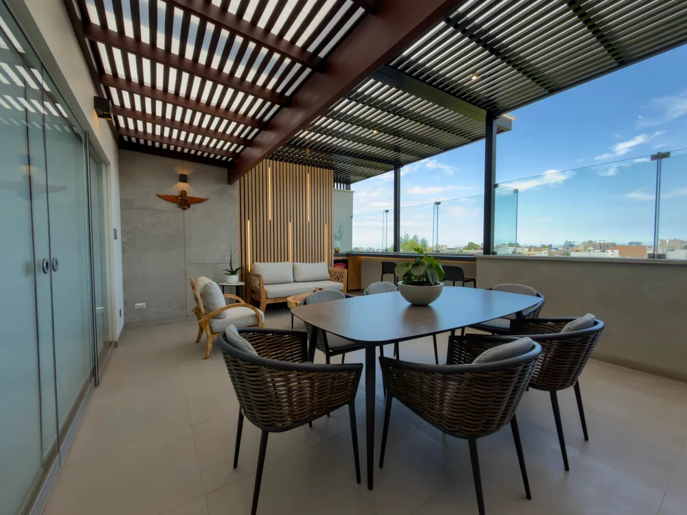 Terraza con cubierta corrediza abierta al cielo