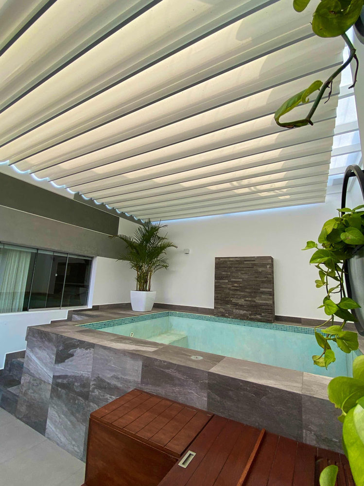 Pérgola retráctil instalada en una terraza en Lima