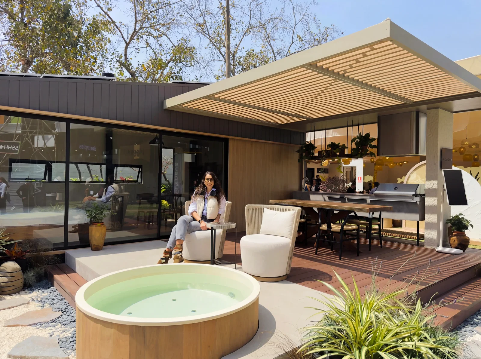 Pérgola de aluminio blanco con cubierta de policarbonato sobre una terraza en Lima