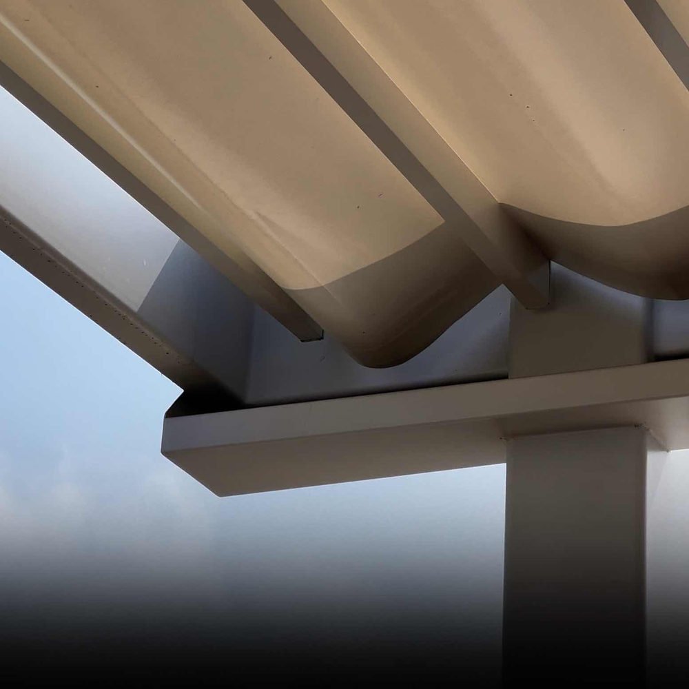 Vista de la estructura de una pérgola retráctil instalada sobre una terraza