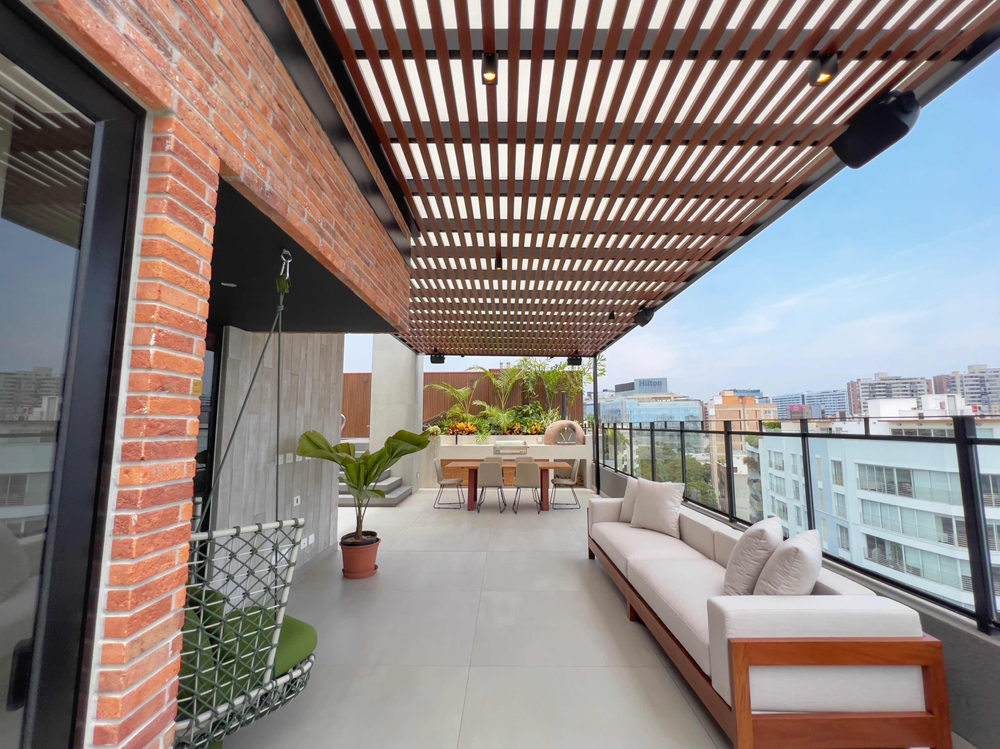 Pérgola SMART abierta sobre una terraza al atardecer
