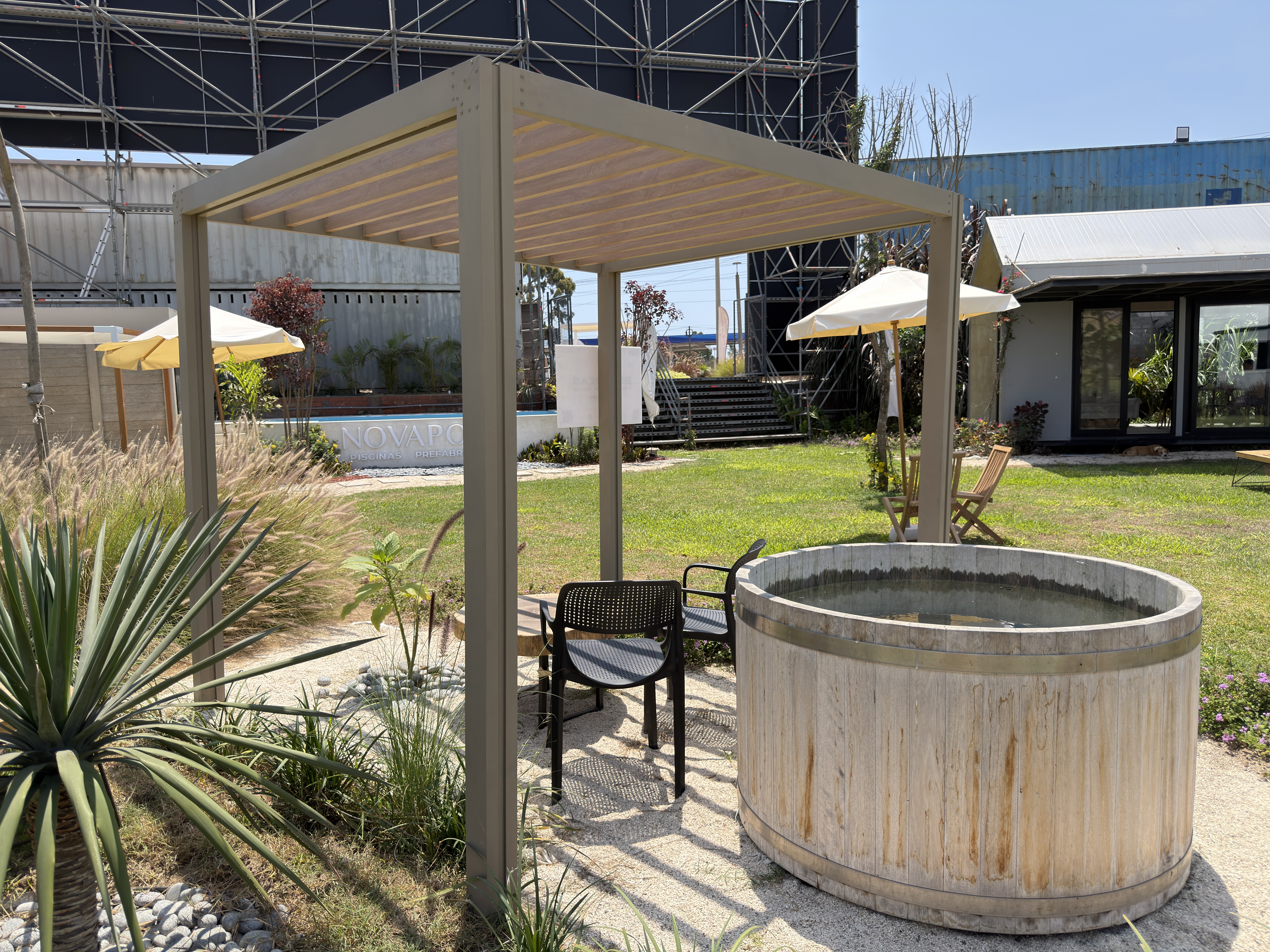 Cubierta fija con acabado tacto madera y policarbonato