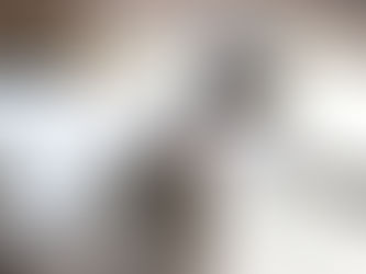 Pessoa organizando tarefas em um notebook com uma xícara de café ao lado