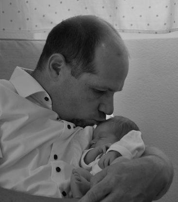 Newborn-Fotografie Neugeborenen-Fotografie Babyfotos cabo.ch First Kiss Papa-Liebe N70_4271.jpeg