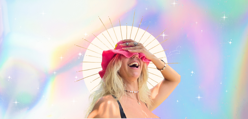 Tjej som sitter på en strand