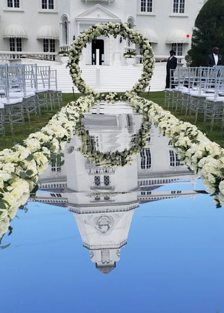 Round Arch with flower roll on the floor and seat arrangement.png