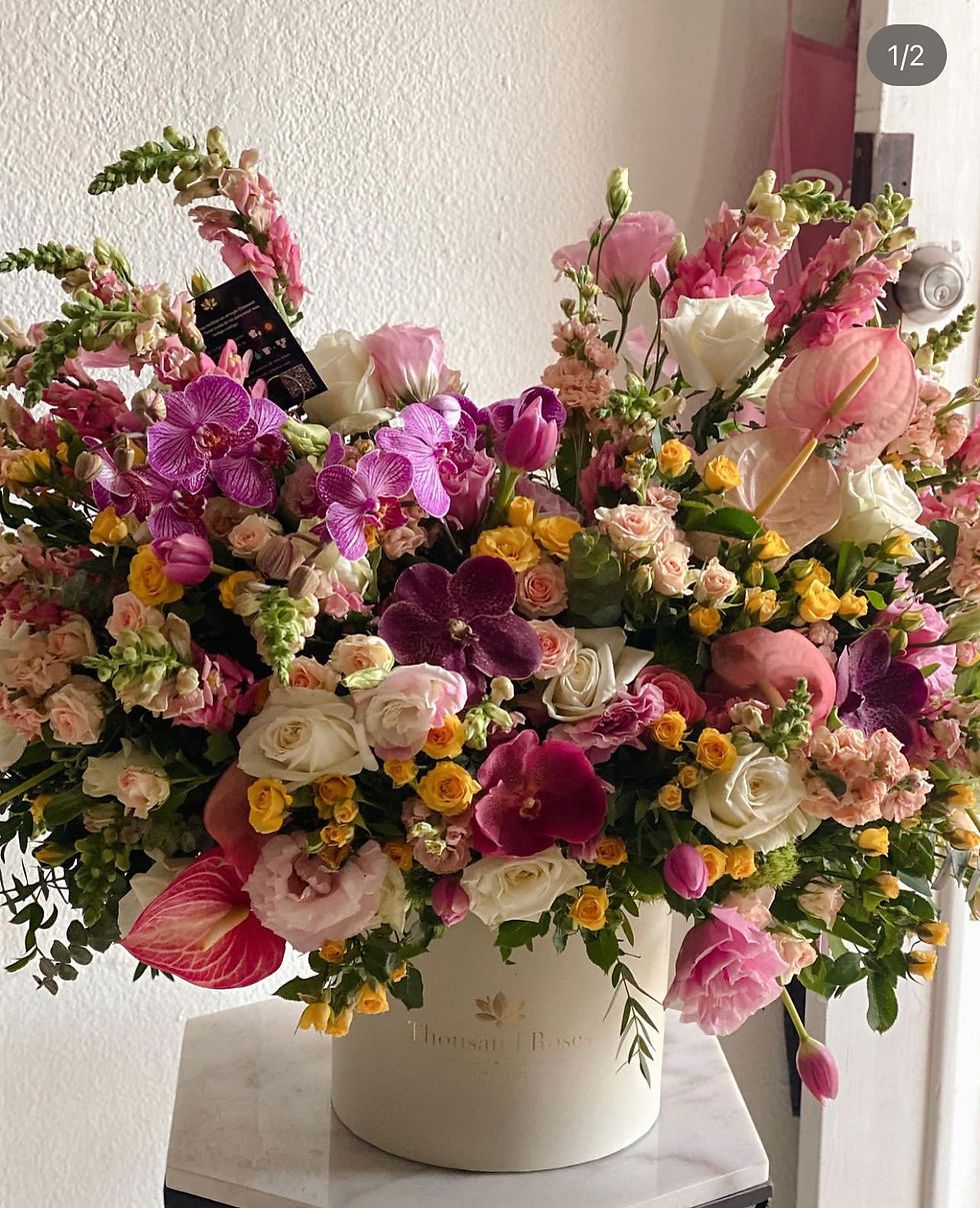 Combinación floral G1 con tulipanes y orquídeas 