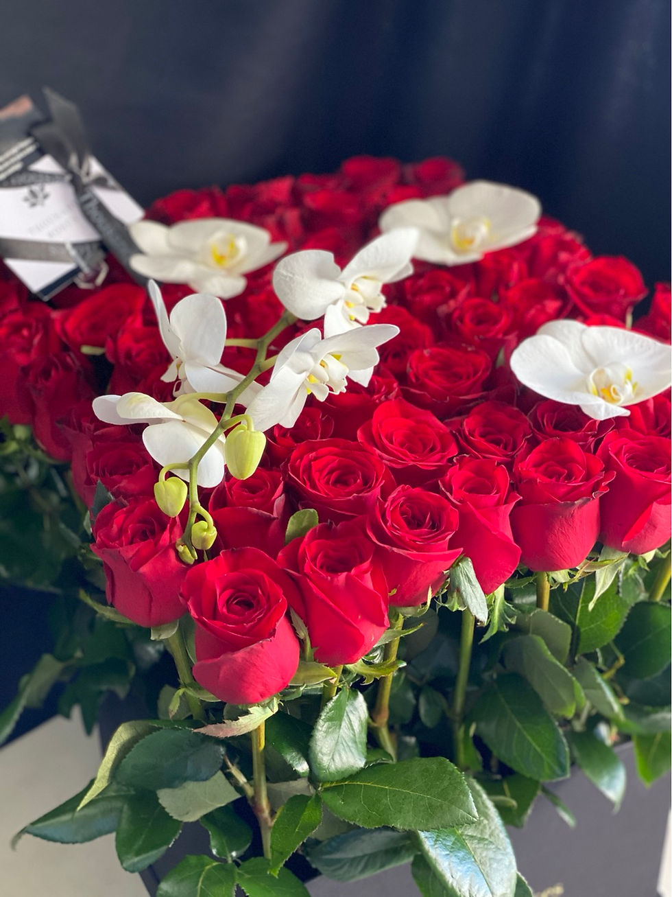 Miniatura: Caja cuadrada “Standing roses” + orquideas 