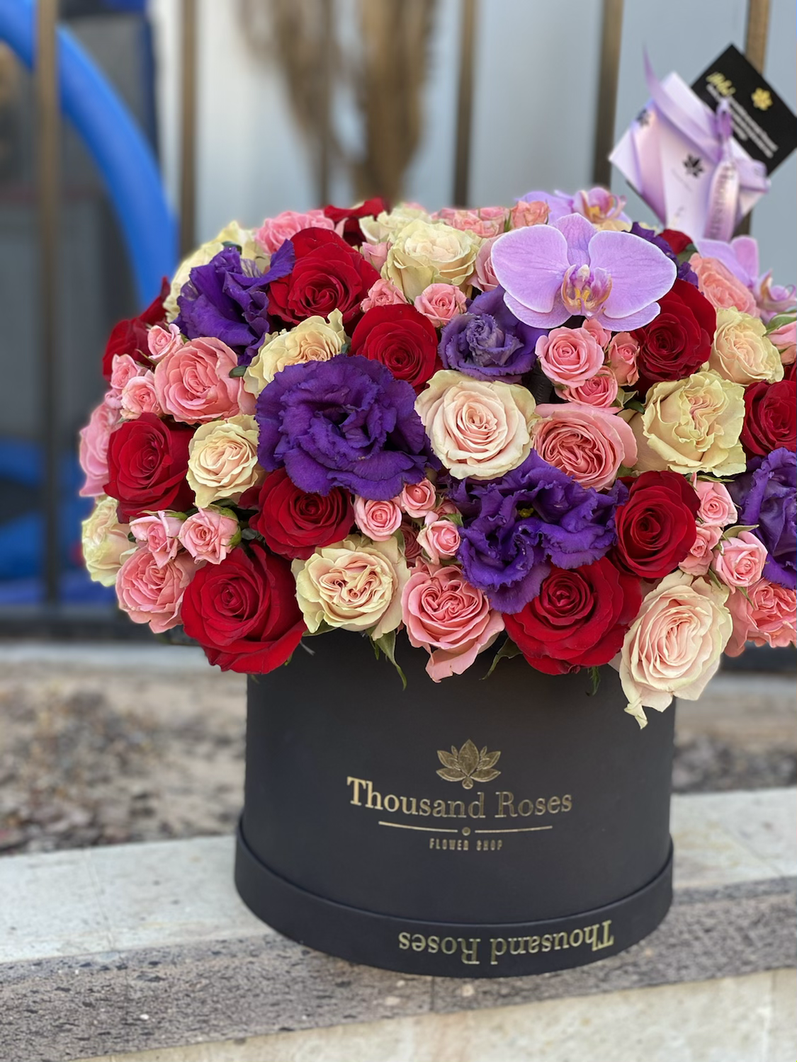 Caja combinación rosas + lisianthus + orquideas