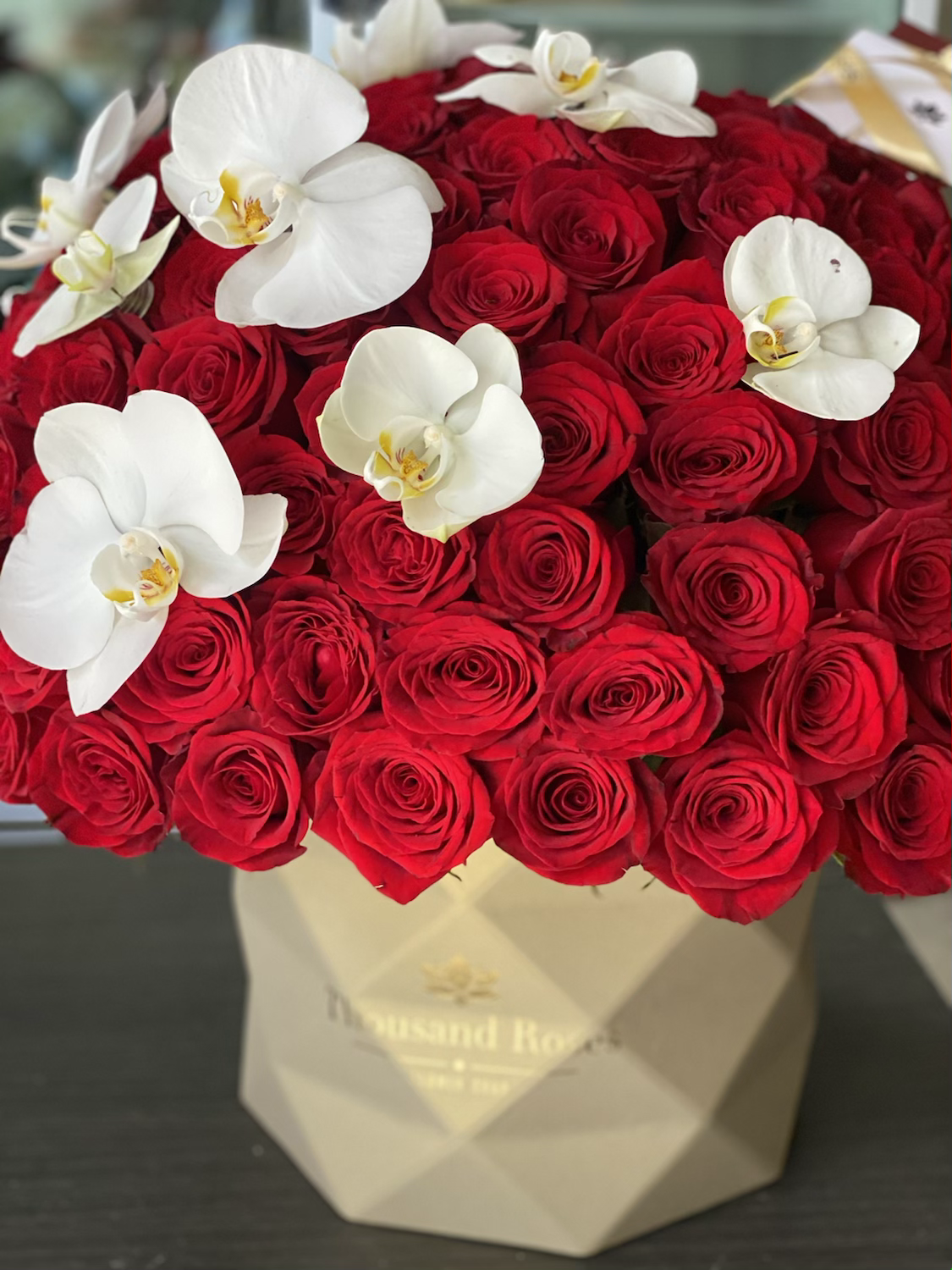 Caja asimétrica 150 rosas con orquideas 