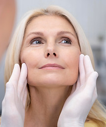 sideview-young-woman-lying-during-lashes-enlarging_edited.jpg